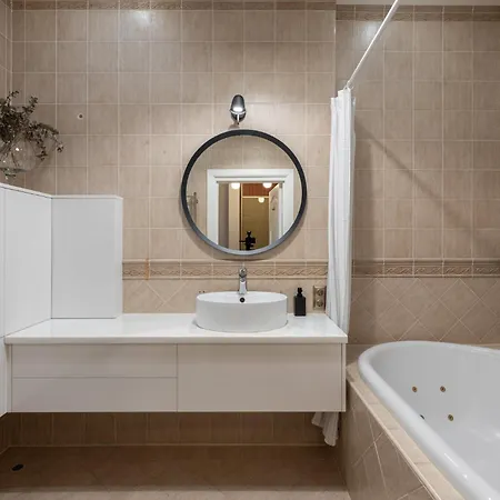 Elegant 2bd Next To Old Town Lägenhet Riga