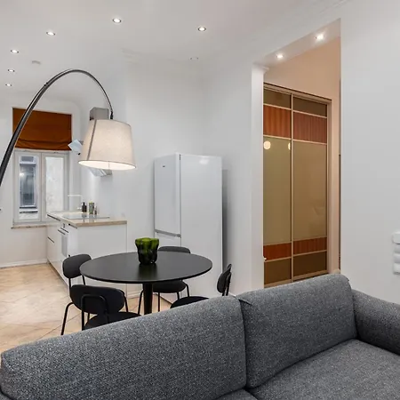Elegant 2bd Next To Old Town Lägenhet Riga
