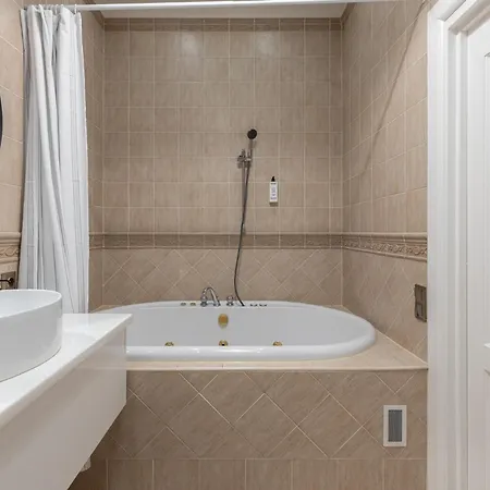 Elegant 2bd Next To Old Town Riga