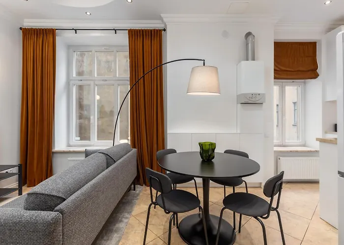 Elegant 2bd Next To Old Town Apartment