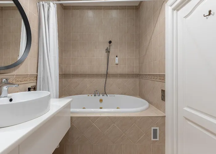 Elegant 2bd Next To Old Town Riga